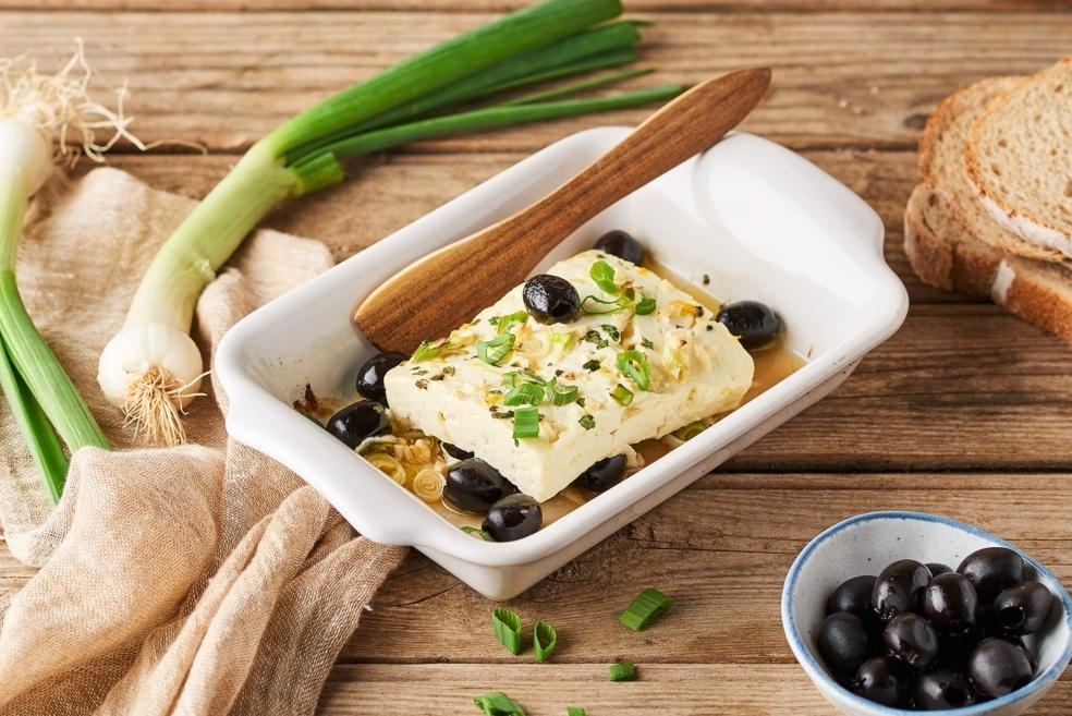 Feta rôtie aux olives, citron et origan