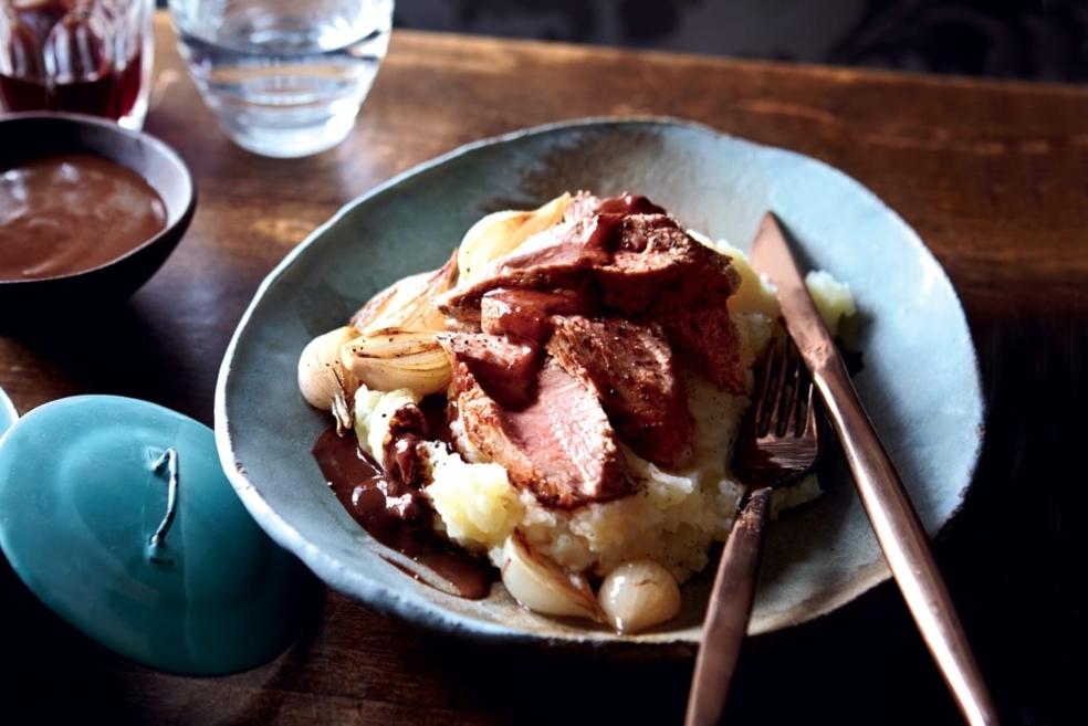 Filet d'agneau, sauce au chocolat et vin rouge