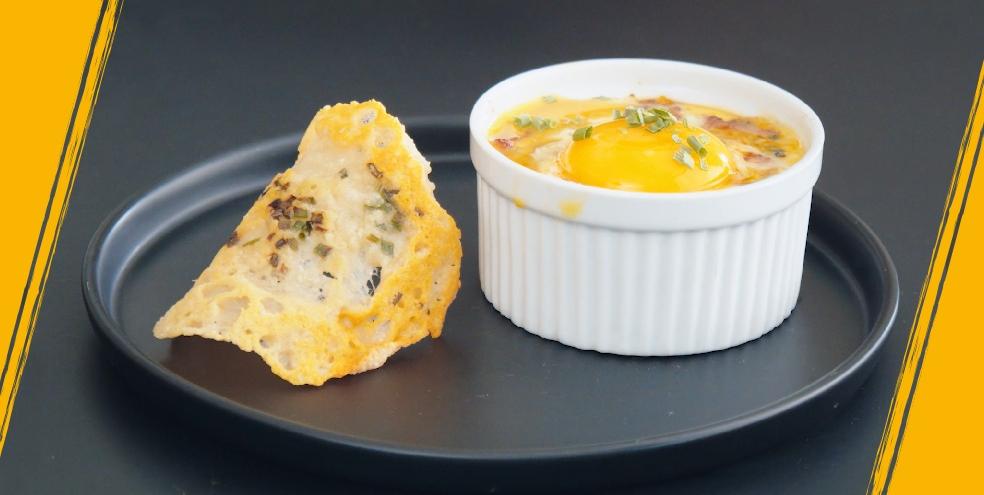 Œuf cocotte et tuile au parmesan