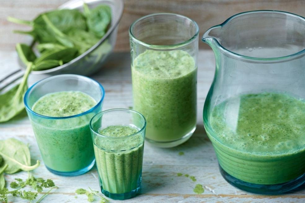 Smoothie au lait de coco, épinards, poire et orange