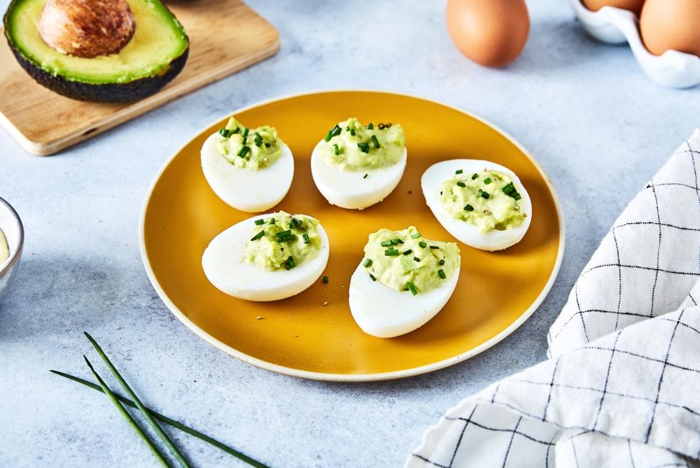Œufs mimosa à l'avocat et ciboulette