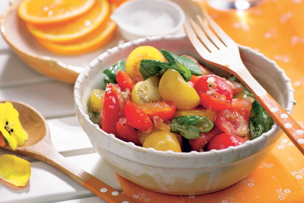 Panaché de tomates en salade, sauce à l’orange