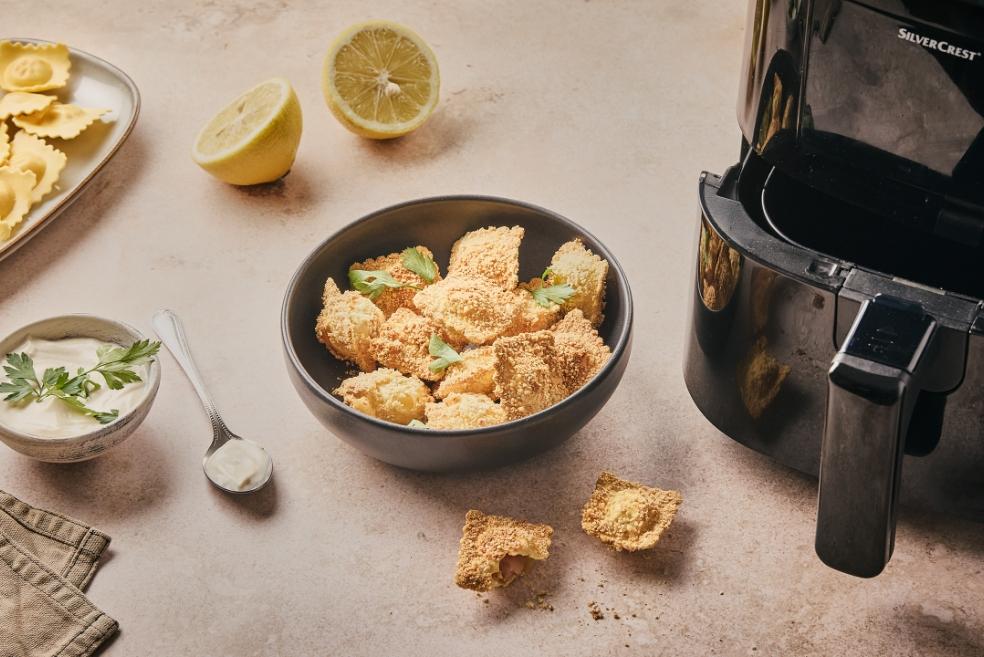 Raviolis croustillants à la friteuse à air chaud et sauce herbes citron