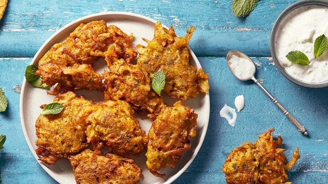 Oignons bhajis et raïta - beignets d’oignons indiens