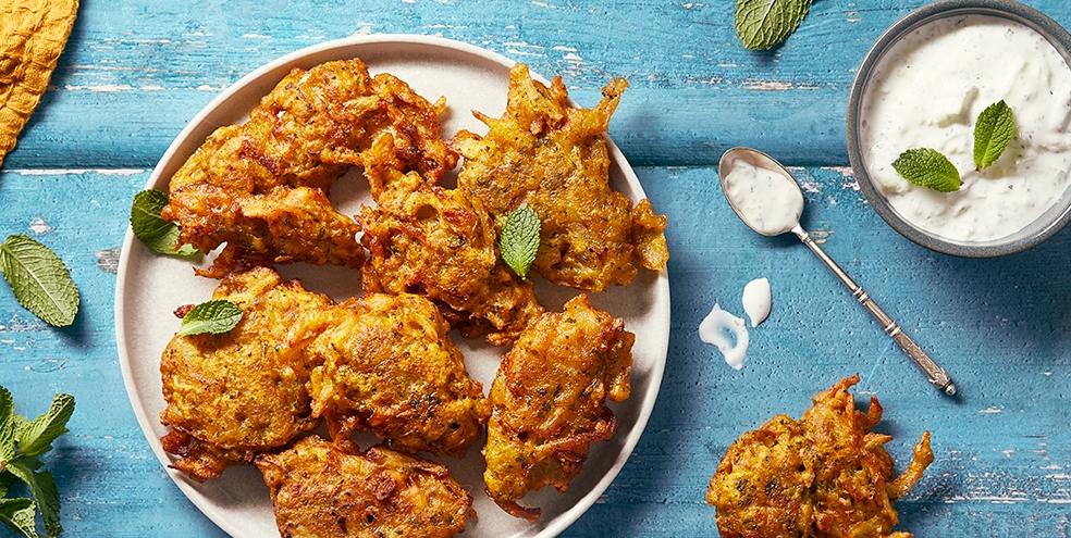Oignons bhajis et raïta - beignets d’oignons indiens