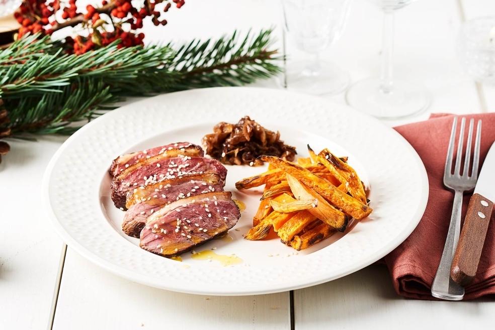 Magret de canard au miel et sésame, frites de patates douces