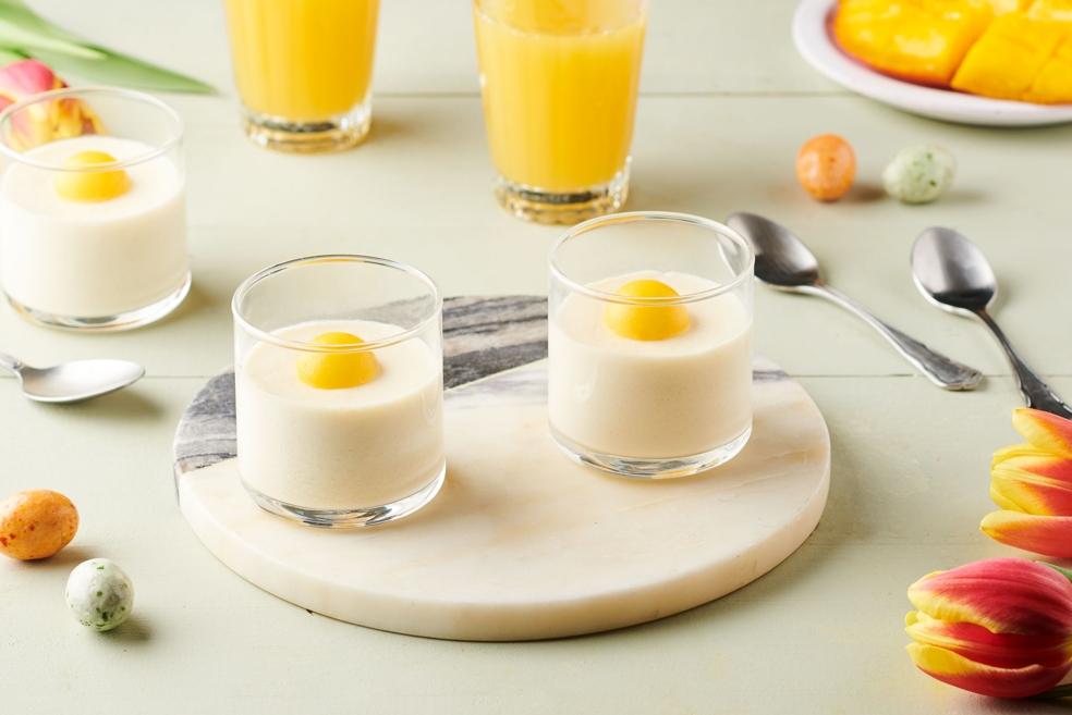 Panna cotta façon œuf au plat, mangue et noix de coco