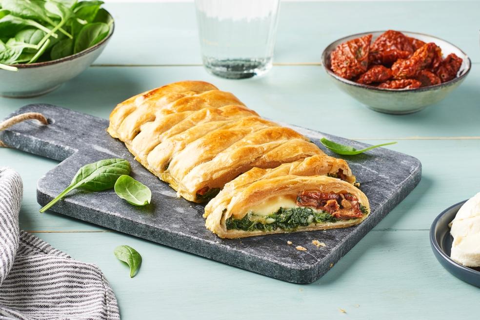Tresse feuilletée tomates séchées, pousses d'épinards et mozzarella