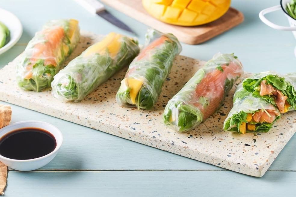 Spring rolls au saumon, avocat et mangue