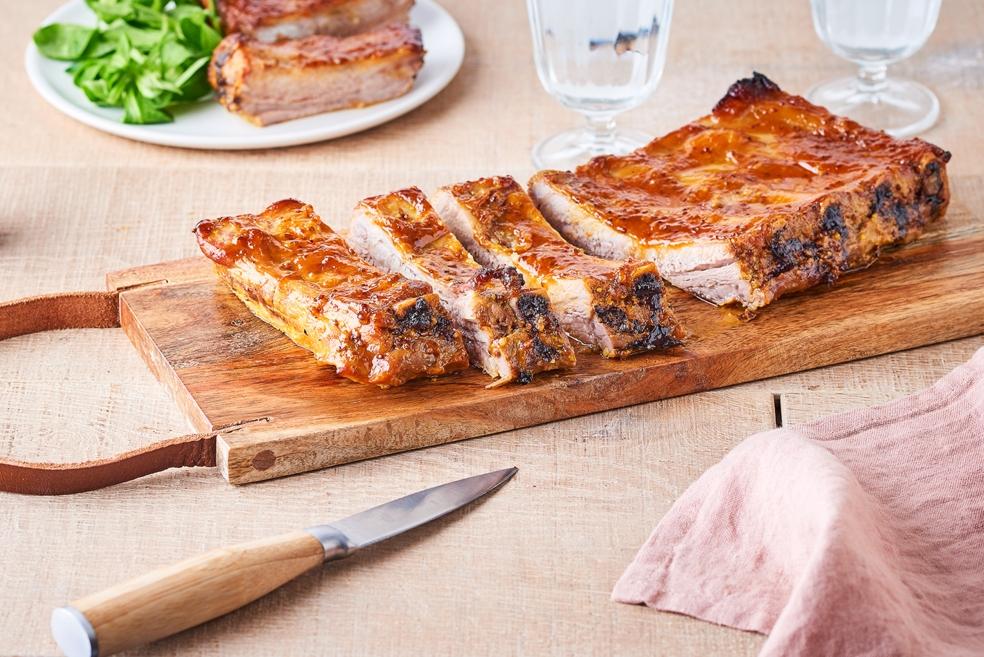 Ribs marinés, moutarde à l'ancienne et curcuma au barbecue