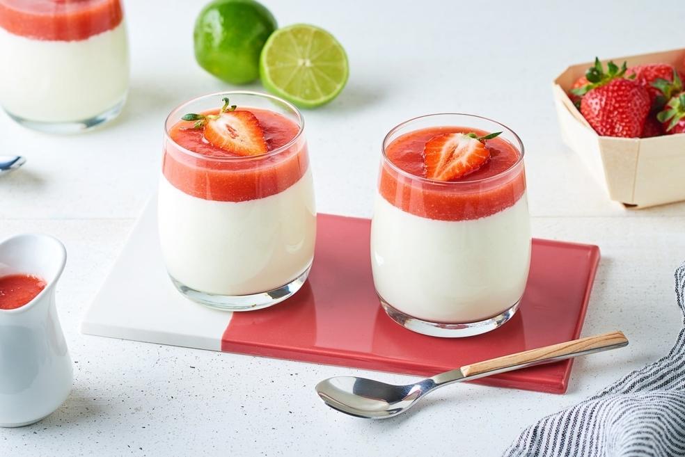 Panna cotta au citron vert et compotée de fraises
