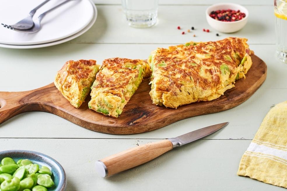 Omelette aux fèves et aux lardons