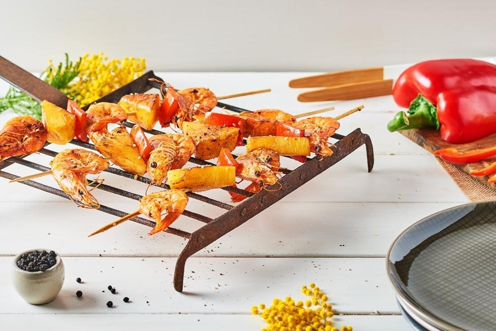 Brochettes de crevettes, poivrons et ananas