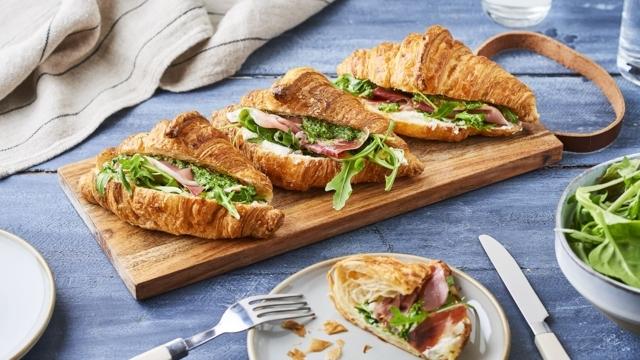 Croissants salés au pesto, fromages et figues
