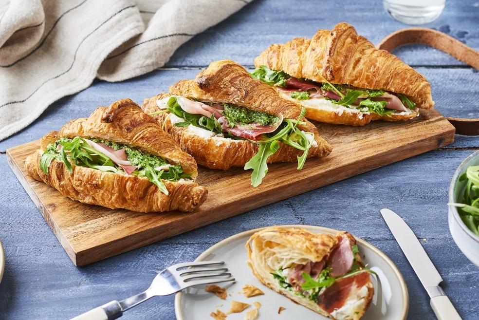 Croissants salés au pesto, fromages et figues