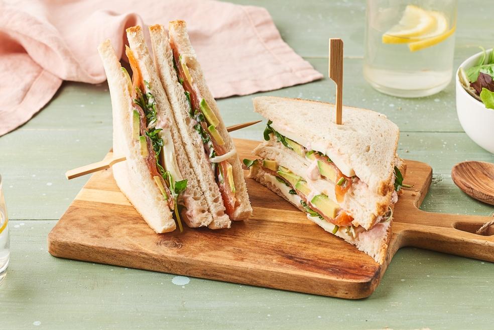 Club sandwich saumon, avocat, feuilles d'épinards et mozzarella