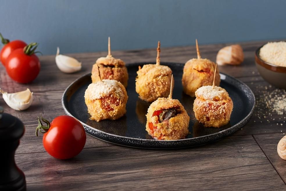 Tomates cerises panées et farcies aux escargots