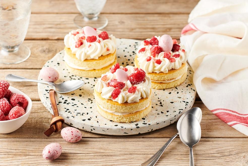 Mini layers cake vanille, crème au citron et framboises