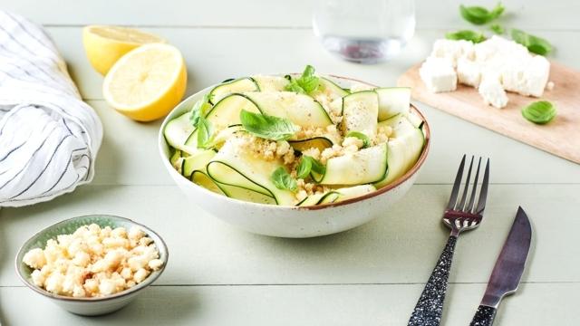 Crumble de feta et salade de tagliatelles de courgettes