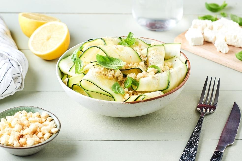 Crumble de feta et salade de tagliatelles de courgettes