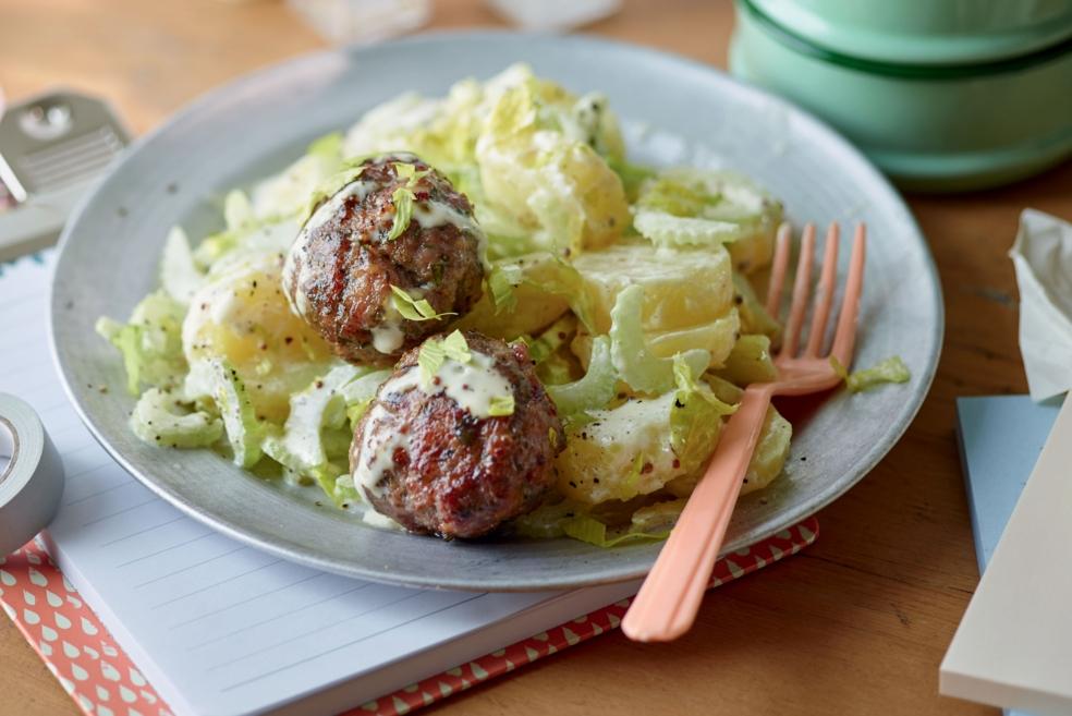 Salade de pommes de terre et céleri, fricadelles de viande hachée