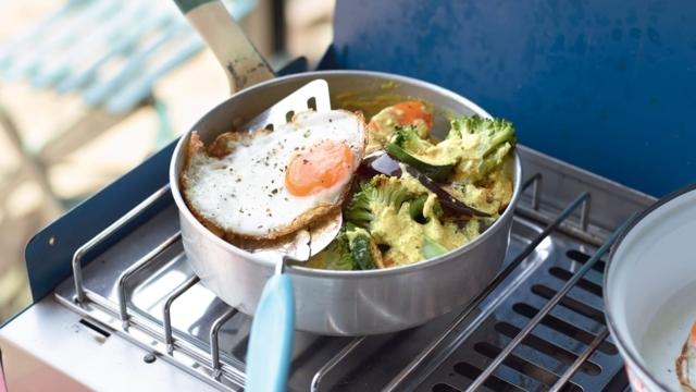 Légumes au curry et œuf au plat