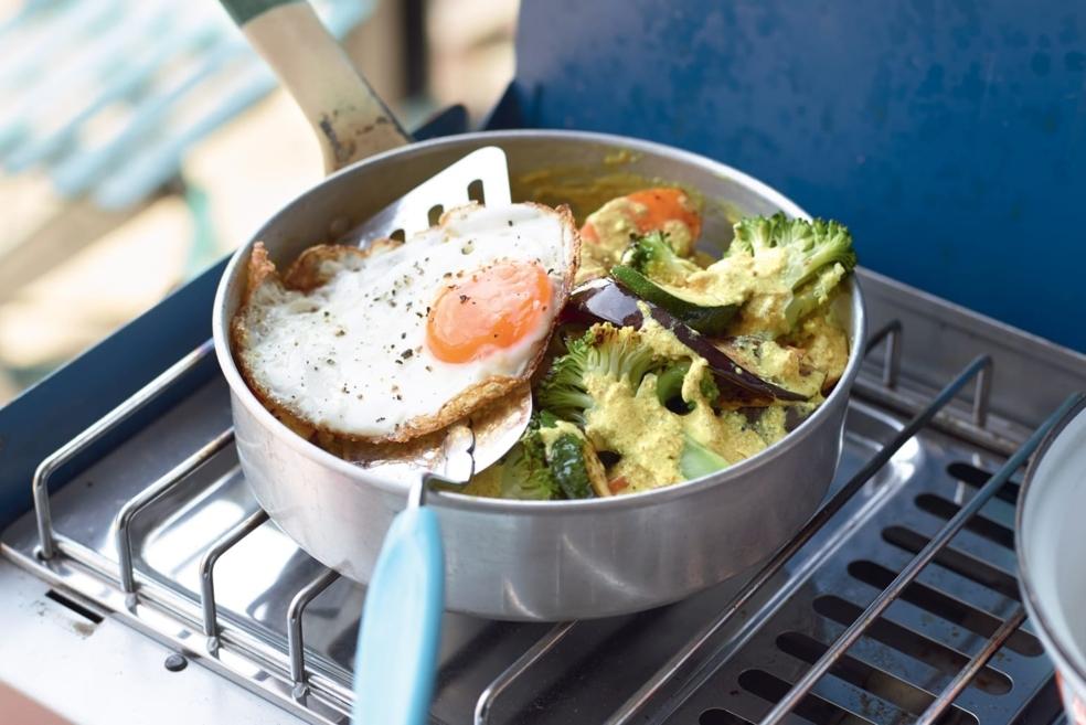 Légumes au curry et œuf au plat