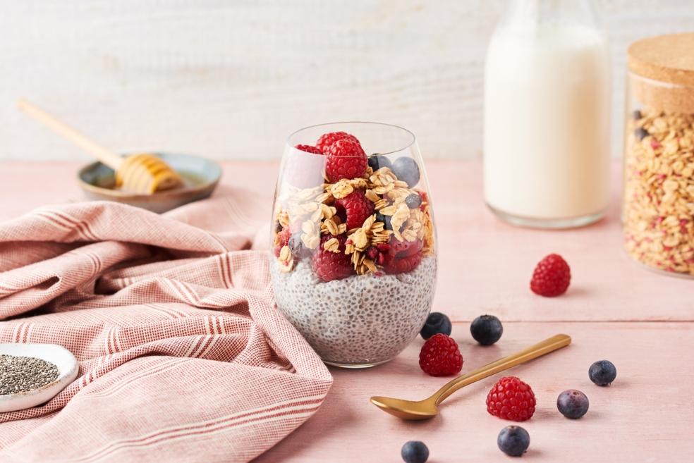Pudding aux graines de chia, muesli et fruits rouges
