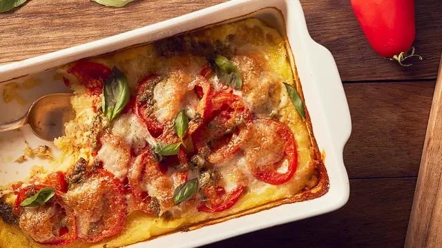 Polenta grillée au pesto et aux tomates