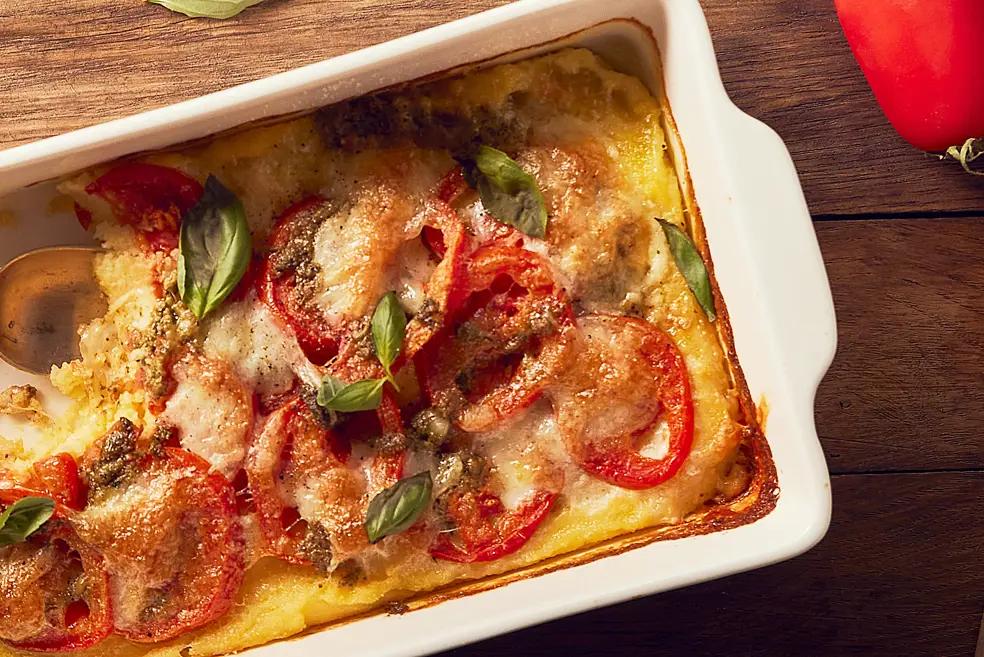 Polenta grillée au pesto et aux tomates