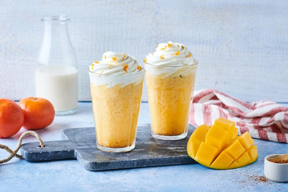 Milkshake mangue et mandarine au lait d'amande, et chantilly vanille