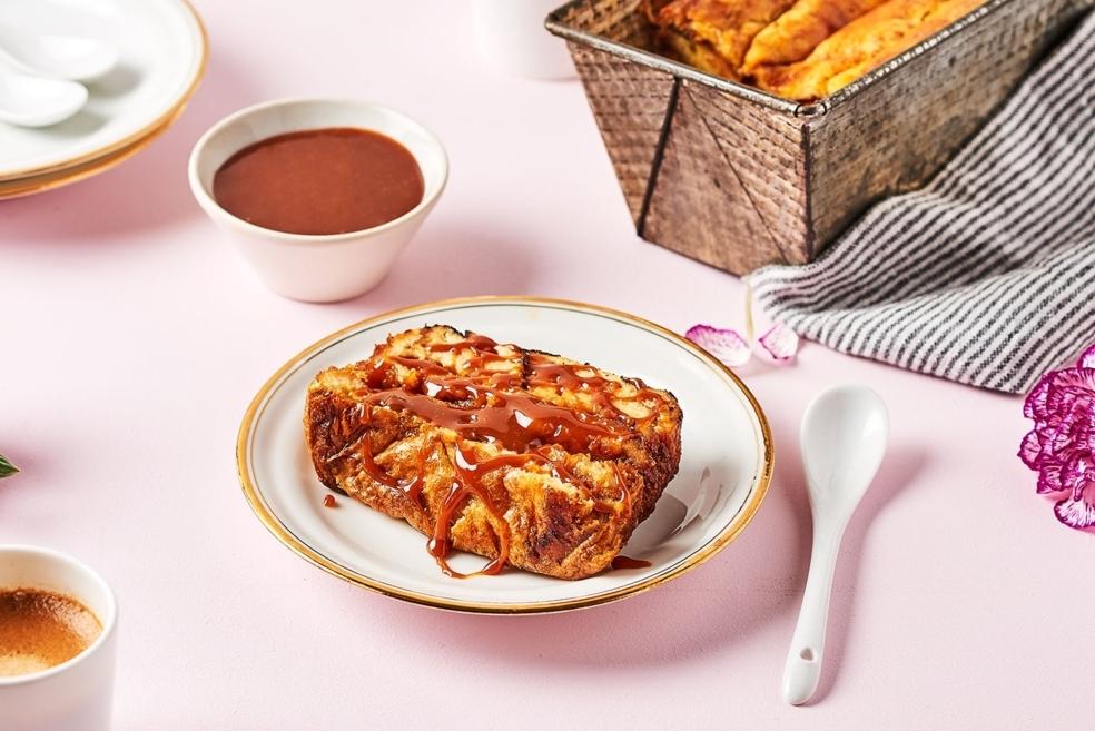 Gâteau de brioche perdue au caramel