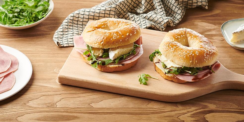 Bagels au brie et au jambon de dinde