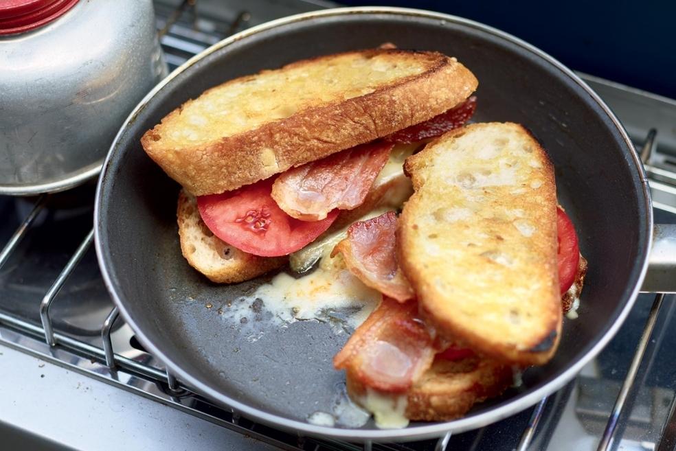 Sandwich gouda-bacon-tomate à la poêle