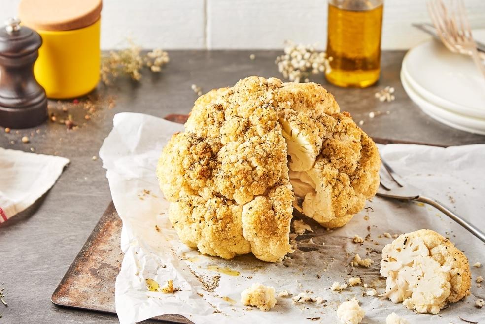 Chou-fleur entier rôti au four aux herbes de provence