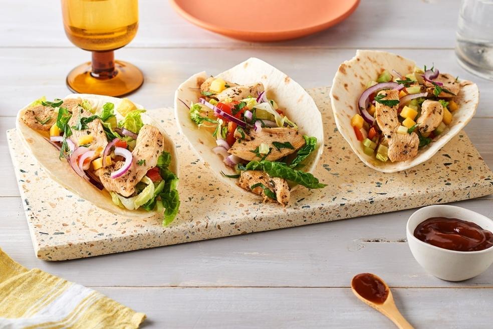 Tacos de poulet épicé, mangue et crudités