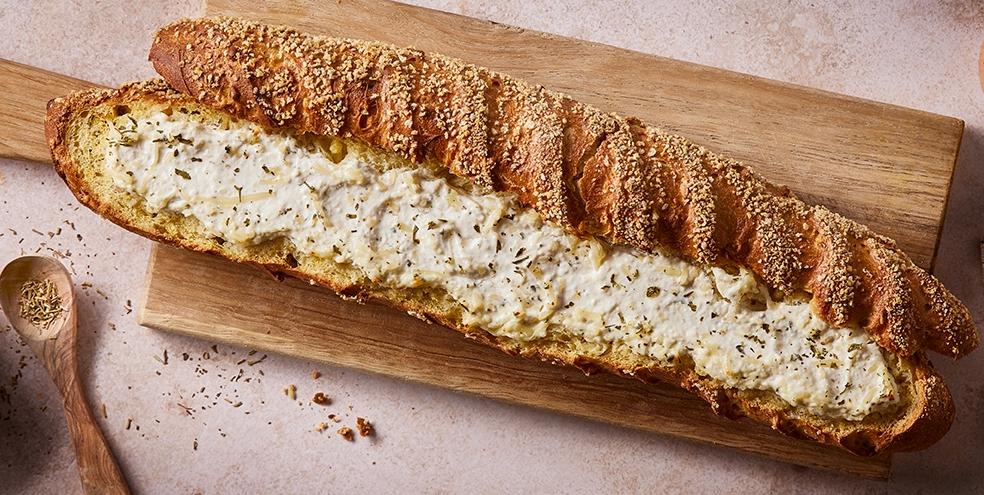 Baguette gratinée à la faisselle et aux herbes