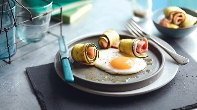 Œuf sur le plat et roulés de courgette au bacon