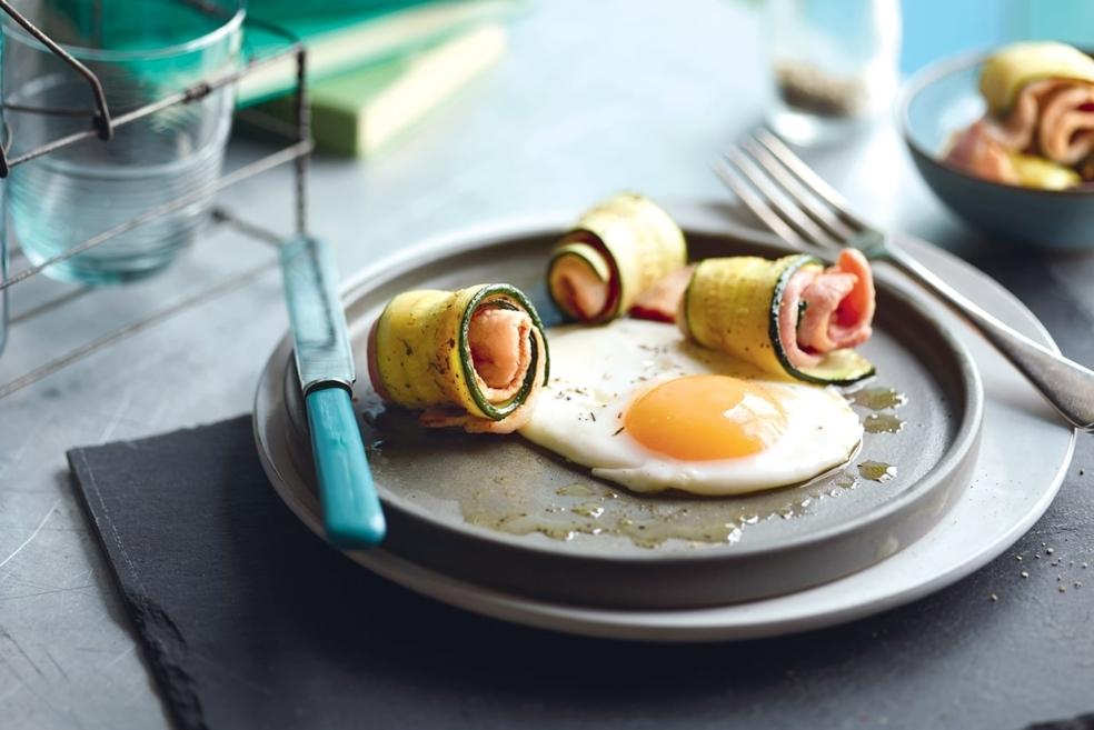 Œuf sur le plat et roulés de courgette au bacon