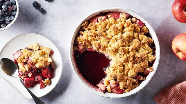 Crumble aux pommes et fruits rouges