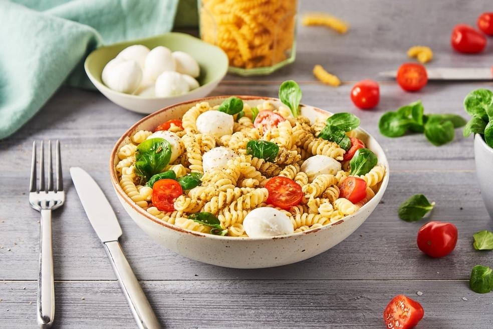 Salade de pâtes au pesto, tomates et mozzarella