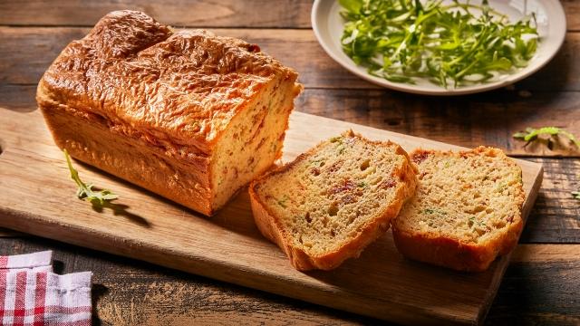 Cake à la roquette et aux tomates séchées