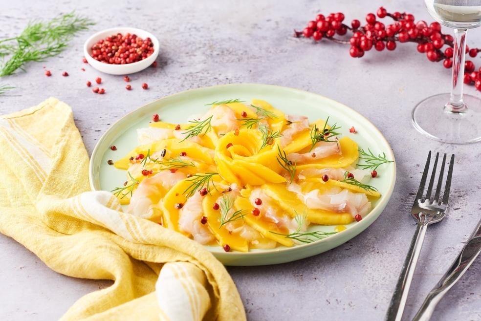 Carpaccio de bar à la mangue, baies roses et aneth