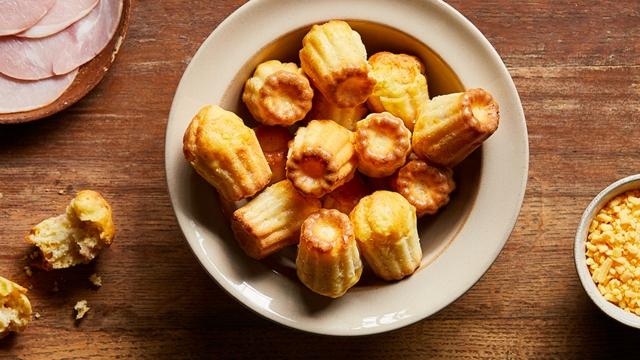 Cannelés bacon cheddar